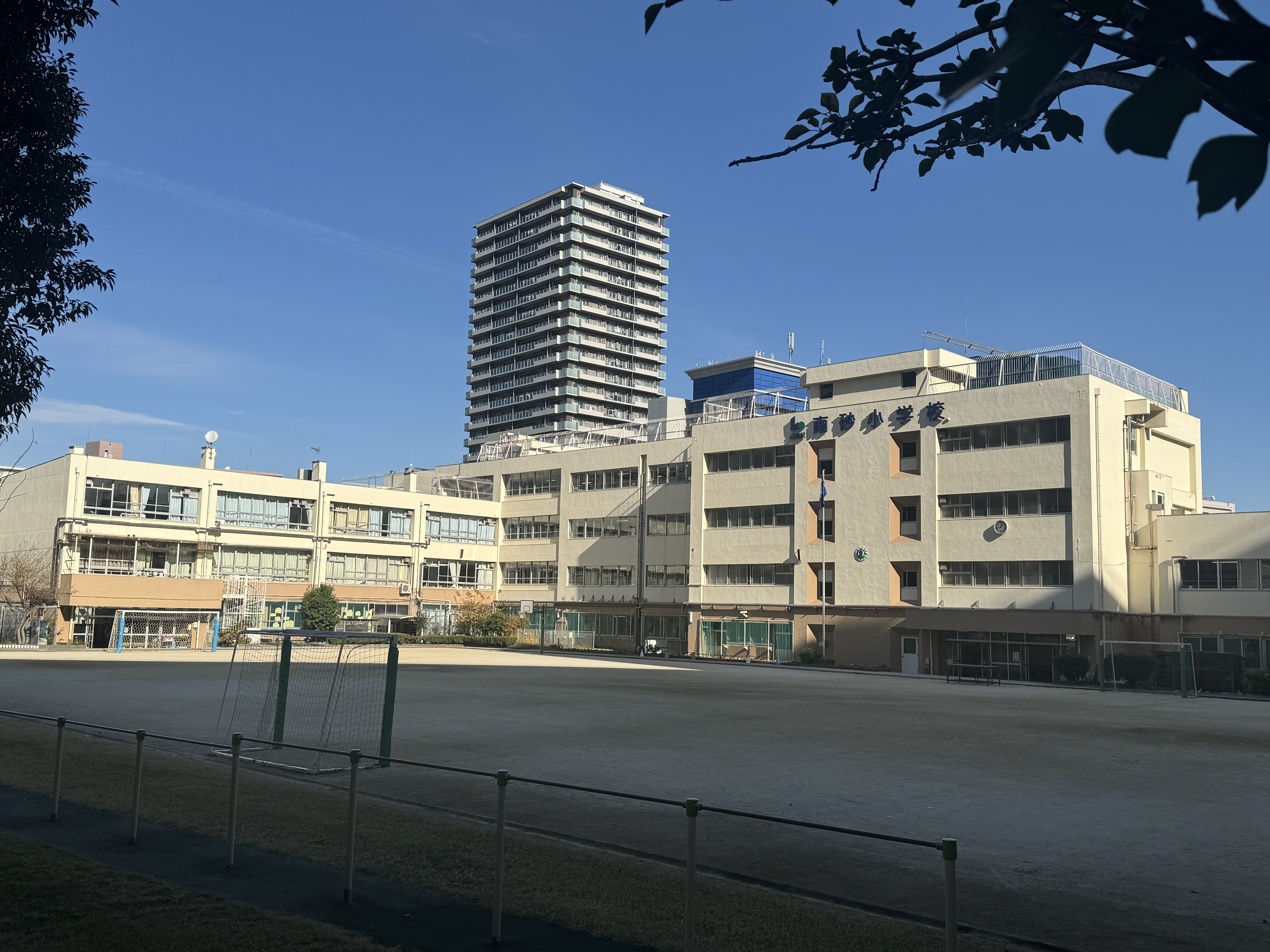 南砂小学校（徒歩8分／約580m）